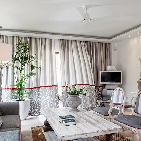 Sleeps 4 Pool Air Con Wifi